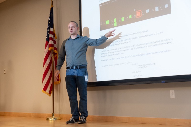 Roman Alekseenkov from Aptomi giving a talk on Concourse at the Bay Area User Group